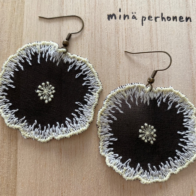 mina perhonen(ミナペルホネン)のjelly flowerブラック　ミナペルホネン　ピアス　イヤリングへの変更不可 レディースのアクセサリー(ピアス)の商品写真