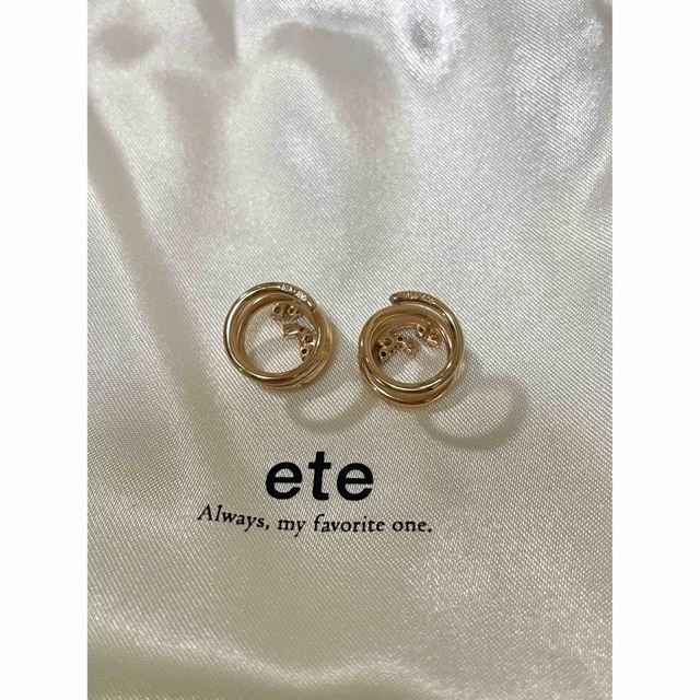 ete(エテ)のete  クレセントムーン リバーシブル ループイヤリング レディースのアクセサリー(イヤリング)の商品写真