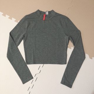 エイチアンドエム(H&M)のクロップドトップス　チャコールグレー(カットソー(長袖/七分))