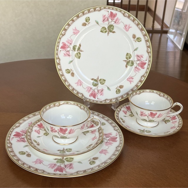 Noritake(ノリタケ)の【美品】ノリタケ★シクラメンタッチ★トリオ　ペア インテリア/住まい/日用品のキッチン/食器(食器)の商品写真