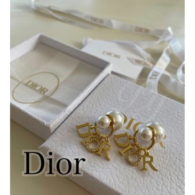 Christian Dior - 刻印あり♡トライバルパールピアスの通販 by Py ...