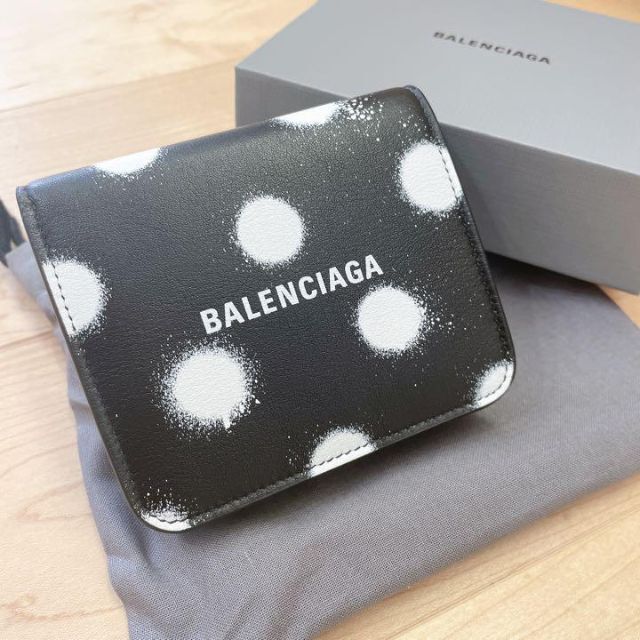新品未使用】BALENCIAGA 二つ折り ロゴ 黒 ドット レザー-