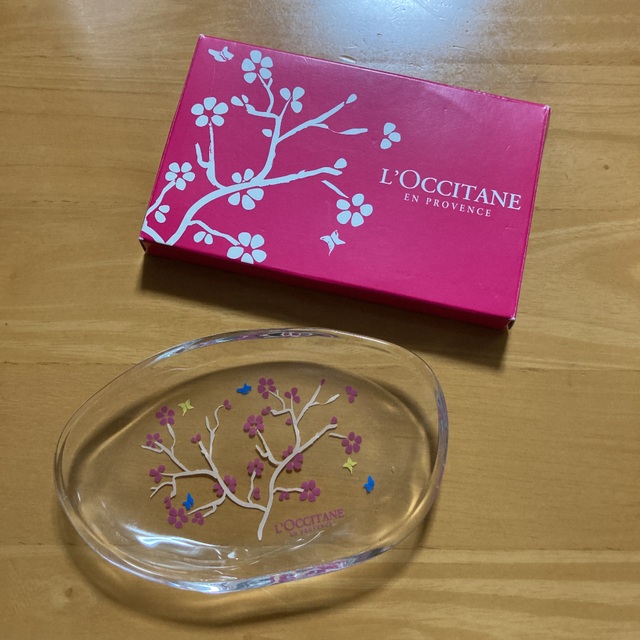 L'OCCITANE(ロクシタン)の【新品・箱付き】ロクシタン　ガラス製　ミニトレイー　小物入れ　アクセサリートレー インテリア/住まい/日用品のインテリア小物(小物入れ)の商品写真