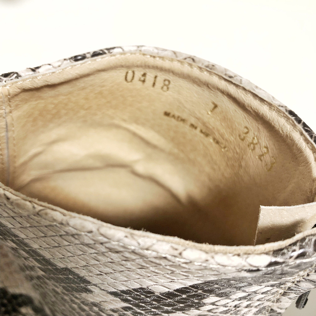 BEAUTY&YOUTH UNITED ARROWS(ビューティアンドユースユナイテッドアローズ)の未使用！ ＜ＴＩＬＬＥＴＴ＞パイソン レザースクエアトゥ　ショートブーツ レディースの靴/シューズ(ブーツ)の商品写真