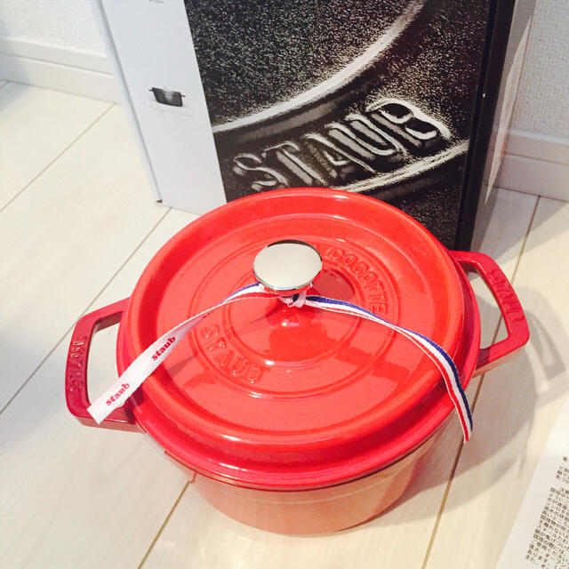 STAUB(ストウブ)の新品 STAUB ストウブ ピコ・ココット ラウンド 20cm レッド インテリア/住まい/日用品のキッチン/食器(鍋/フライパン)の商品写真