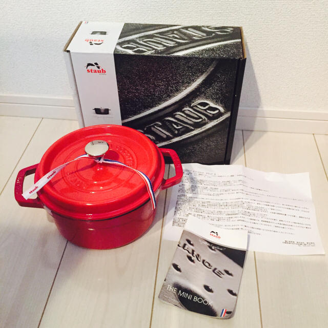 STAUB(ストウブ)の新品 STAUB ストウブ ピコ・ココット ラウンド 20cm レッド インテリア/住まい/日用品のキッチン/食器(鍋/フライパン)の商品写真