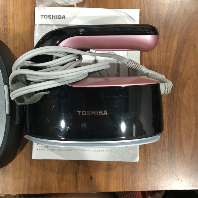 東芝(トウシバ)の東芝 衣類スチーマー ピンクブラック TAS-X3-PK スマホ/家電/カメラの生活家電(その他)の商品写真