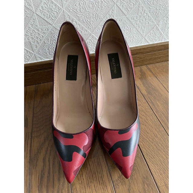 valentino garavani(ヴァレンティノガラヴァーニ)の美品❤️ VALENTINO GARAVANI ロックスタッズ　ヒール パンプス レディースの靴/シューズ(ハイヒール/パンプス)の商品写真