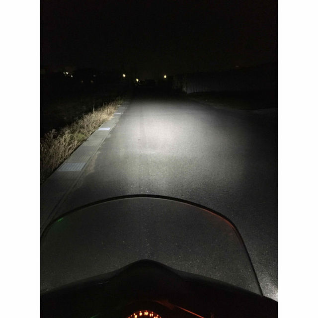 LEDヘッドライト H4 Hi/Lo 切り替え 中古品 自動車/バイクの自動車(汎用パーツ)の商品写真