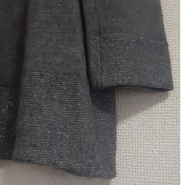 ✪ トップス グレー 裾 袖口のみラメ生地デザイン レディースのトップス(ニット/セーター)の商品写真