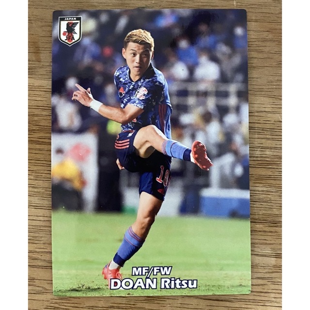 堂安律　2022カルビー　サッカー日本代表チームカード エンタメ/ホビーのトレーディングカード(その他)の商品写真