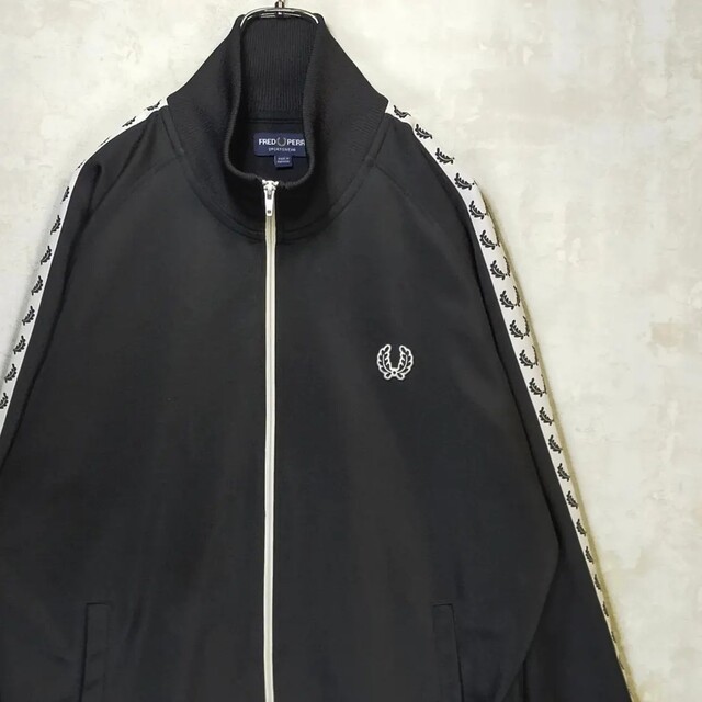 FRED PERRY(フレッドペリー)の【激レア】フレッドペリー 3XL トラックジャケット ブラック 黒 ホワイト 白 メンズのトップス(ジャージ)の商品写真