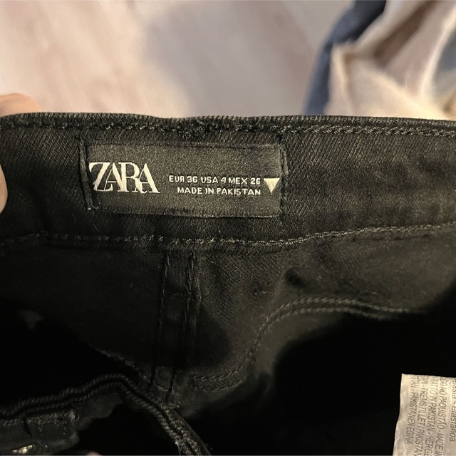 ZARA(ザラ)のZARA ３６　黒デニム　スキニー レディースのパンツ(デニム/ジーンズ)の商品写真