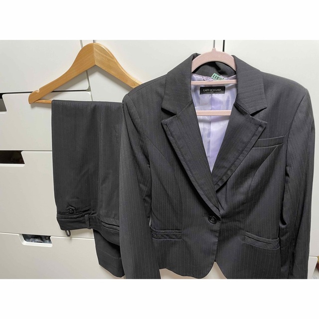 COMME CA ISM(コムサイズム)のGAFFI ROSSANA パンツスーツ上下　ブラック ストライプ　9号 レディースのフォーマル/ドレス(スーツ)の商品写真