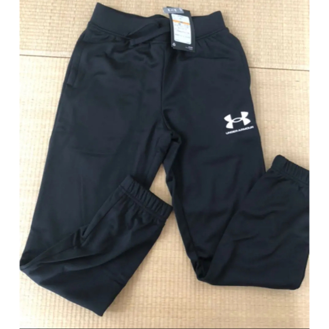 UNDER ARMOUR(アンダーアーマー)のアンダーアーマー　ジャージ上下セット　  新品　130cm キッズ/ベビー/マタニティのキッズ服男の子用(90cm~)(その他)の商品写真