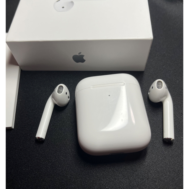 Apple(アップル)のアップルAirPods 第2世代　ワイヤレス充電ケース付き スマホ/家電/カメラのオーディオ機器(ヘッドフォン/イヤフォン)の商品写真