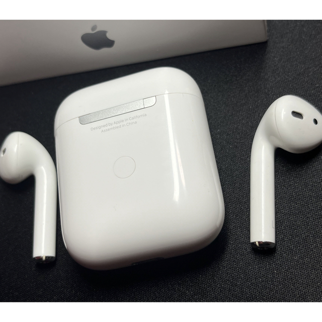 Apple(アップル)のアップルAirPods 第2世代　ワイヤレス充電ケース付き スマホ/家電/カメラのオーディオ機器(ヘッドフォン/イヤフォン)の商品写真