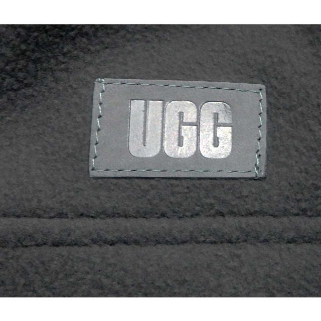 UGG(アグ)の新着UGGメンズFLEECE ビーニー　革ロゴパッチ メンズの帽子(ニット帽/ビーニー)の商品写真