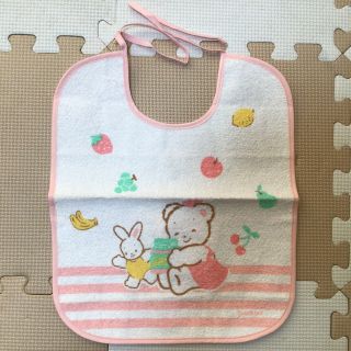 ファミリア(familiar)の《Rｏｓｅ様専用　新品・未使用》ファミリア　お食事エプロン(お食事エプロン)