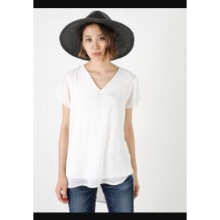 マウジー(moussy)の新品タグ付 マウジー Vネックシフォンコンビ トップス 白(シャツ/ブラウス(半袖/袖なし))