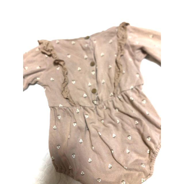 tete a tete(テータテート)の花柄　フリル　ロンパース　くすみピンクベージュ キッズ/ベビー/マタニティのベビー服(~85cm)(ロンパース)の商品写真