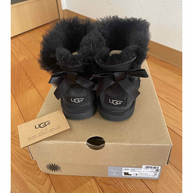 UGG(アグ)のUGGアグキッズムートンブーツMINI BAILEY BOW II US1 20 キッズ/ベビー/マタニティのキッズ靴/シューズ(15cm~)(ブーツ)の商品写真