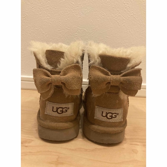 UGG(アグ)のugg リボン付きブーツ　16cm キッズ/ベビー/マタニティのキッズ靴/シューズ(15cm~)(ブーツ)の商品写真