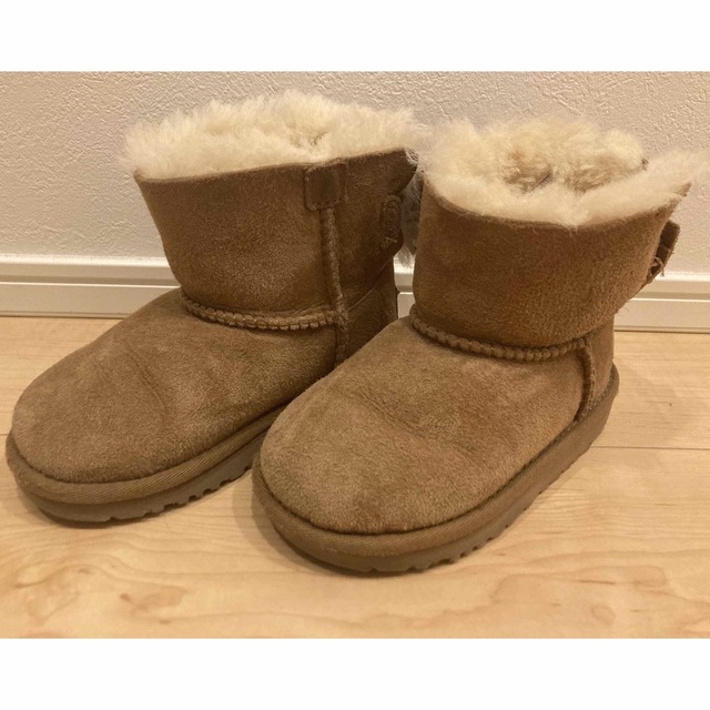 UGG(アグ)のugg リボン付きブーツ　16cm キッズ/ベビー/マタニティのキッズ靴/シューズ(15cm~)(ブーツ)の商品写真