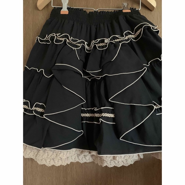 axes femme(アクシーズファム)のバックフリルスカート 後ろパッスルスカート クロネコスカート ティアードスカート レディースのスカート(ひざ丈スカート)の商品写真