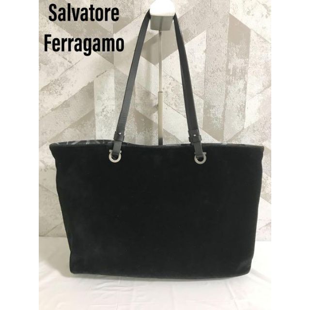 Salvatore Ferragamo(サルヴァトーレフェラガモ)の【美品】フェラガモ ガンチーニ ベロア トート ハンドバッグ 肩掛け ブラック レディースのバッグ(トートバッグ)の商品写真