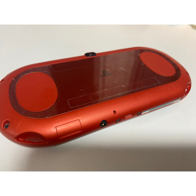 PlayStation Vita(プレイステーションヴィータ)のps vita メタリックレッド　<64GBメモリカード付き> エンタメ/ホビーのゲームソフト/ゲーム機本体(携帯用ゲーム機本体)の商品写真