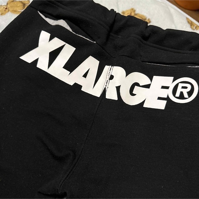 XLARGE(エクストララージ)のXLARGE キッズ ヒップロゴ スウェットパンツ キッズ/ベビー/マタニティのキッズ服男の子用(90cm~)(パンツ/スパッツ)の商品写真