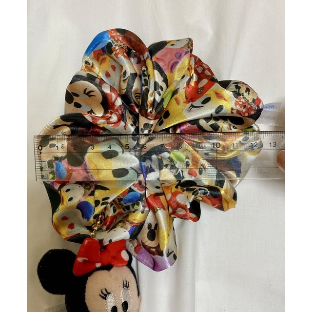 Disney(ディズニー)の【ミニー】ミッキー&フレンズ総柄シュシュ レディースのヘアアクセサリー(ヘアゴム/シュシュ)の商品写真