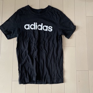 アディダス(adidas)のadidas 黒Tシャツ 160cm 美品(Tシャツ/カットソー)