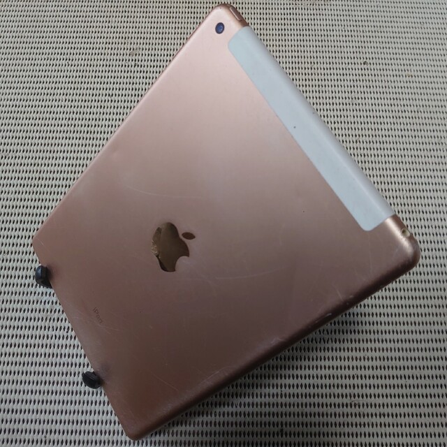 iPad(アイパッド)の完動品SIMフリーiPad第6世代(A1954)本体32GBゴールドSB送料込 スマホ/家電/カメラのPC/タブレット(タブレット)の商品写真
