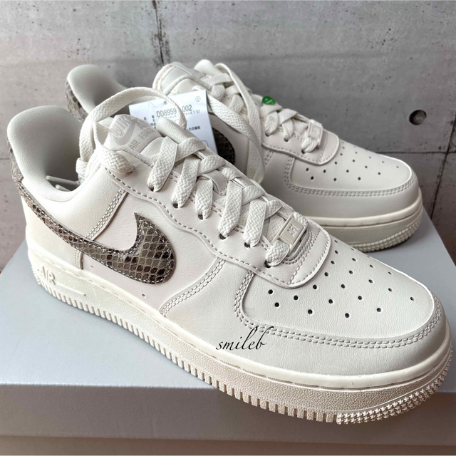 爆買いセール 24.0㌢ナイキ WMNS AIR FORCE 1 07 白 スネーク パイソン
