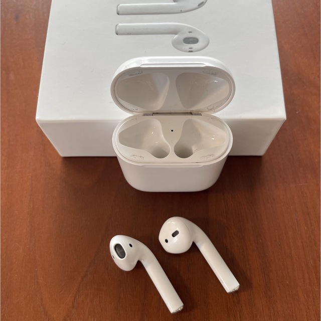 Apple アップル AirPods エアポッズ ワイヤレスイヤホン 第二世代 スマホ/家電/カメラのオーディオ機器(ヘッドフォン/イヤフォン)の商品写真