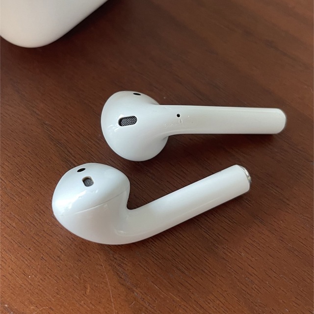 Apple アップル AirPods エアポッズ ワイヤレスイヤホン 第二世代 スマホ/家電/カメラのオーディオ機器(ヘッドフォン/イヤフォン)の商品写真