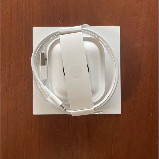 Apple アップル AirPods エアポッズ ワイヤレスイヤホン 第二世代 スマホ/家電/カメラのオーディオ機器(ヘッドフォン/イヤフォン)の商品写真