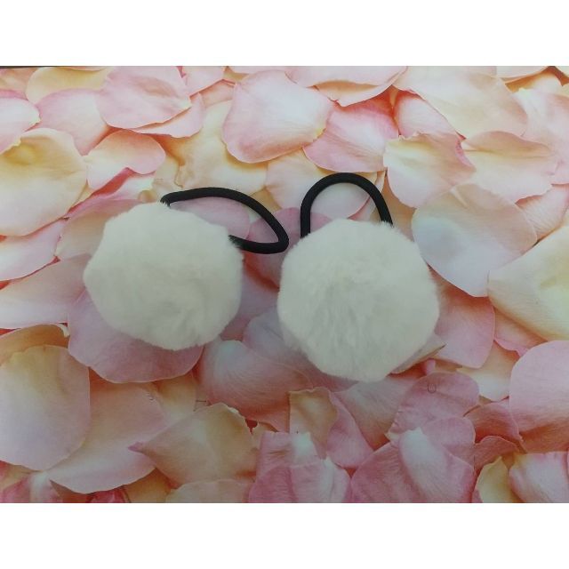 フェイクファー ヘアゴム 2個 ヘアアクセ 髪飾り ポンポン ゆめかわ 韓国 白の通販 by もか。's shop｜ラクマ