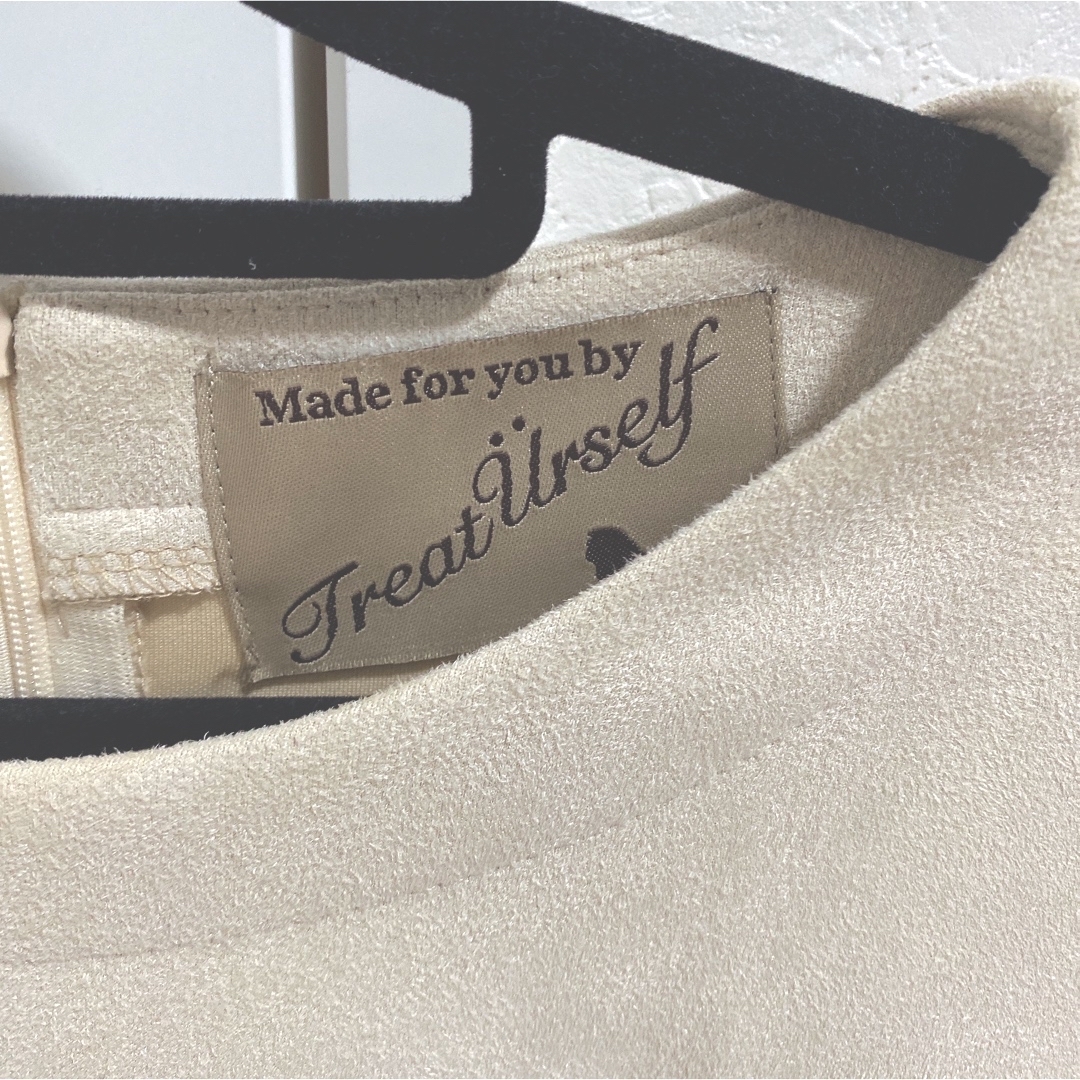 épine(エピヌ)の『新品未使用再販なし』treat urself suede OP White💘 レディースのワンピース(ひざ丈ワンピース)の商品写真