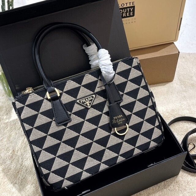 本場イタリア買付☆PRADA ☆キーケース ブラック 新品、未使用 原価