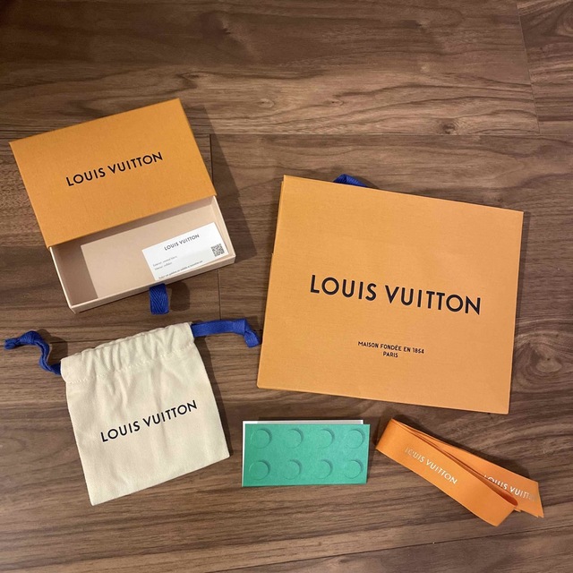 LOUIS VUITTON(ルイヴィトン)のルイヴィトン　箱　リボン　紙袋 レディースのバッグ(ショップ袋)の商品写真