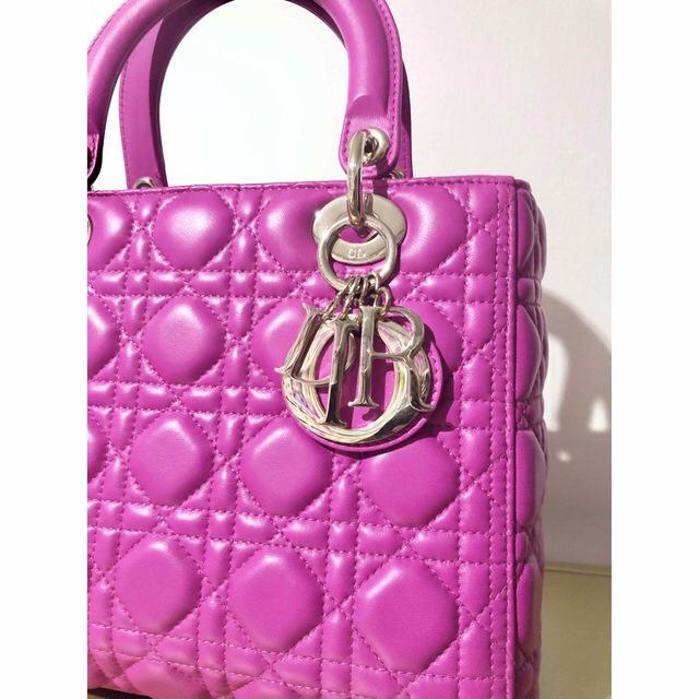 Christian Dior(クリスチャンディオール)のLady Dior レディディオール ミディアムサイズ ショッキングピンク レディースのバッグ(ハンドバッグ)の商品写真