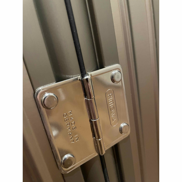 【新品】RIMOWAリモワ 67L トパーズ 金 4輪 チタニウム スーツケース 【新品】RIMOWAリモワ 67L トパーズ 金 4輪 チタニウム スーツケース