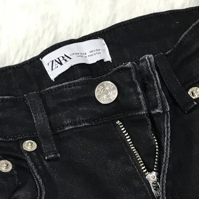 ZARA(ザラ)のZARA ザラ ブラック スキニー デニムパンツ ジーンズ レディースのパンツ(スキニーパンツ)の商品写真