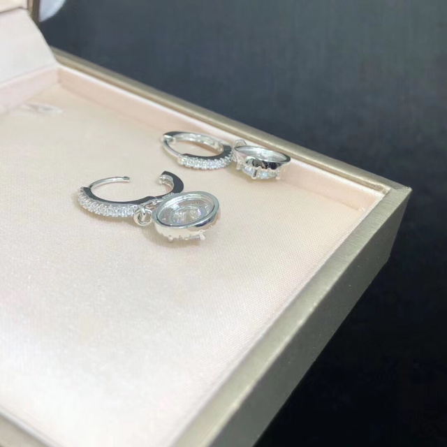 moissanite【newデザイン】輝くモアサナイト  ピアス　K18WG