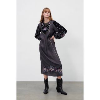 ザラ(ZARA)の新品タグ付 ZARA 刺繍入りミディ丈ワンピース ヴィンテージ風 グレー XS(ロングワンピース/マキシワンピース)