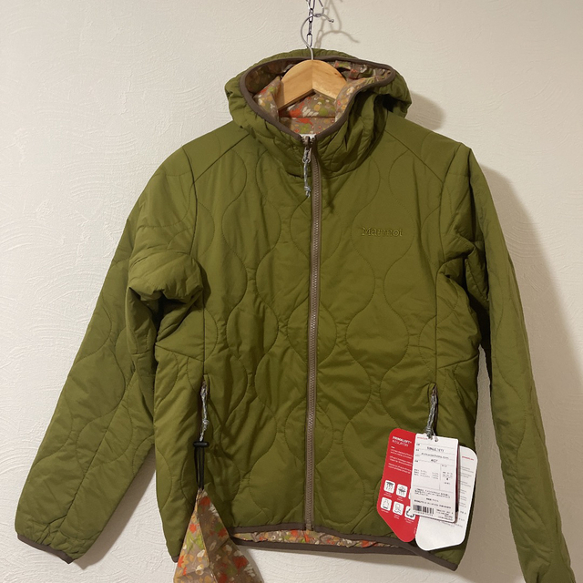 MARMOT(マーモット)の新品Ｍ Marmot(マーモット)  ウィメンズリバーシブルパディングジャケット スポーツ/アウトドアのアウトドア(登山用品)の商品写真