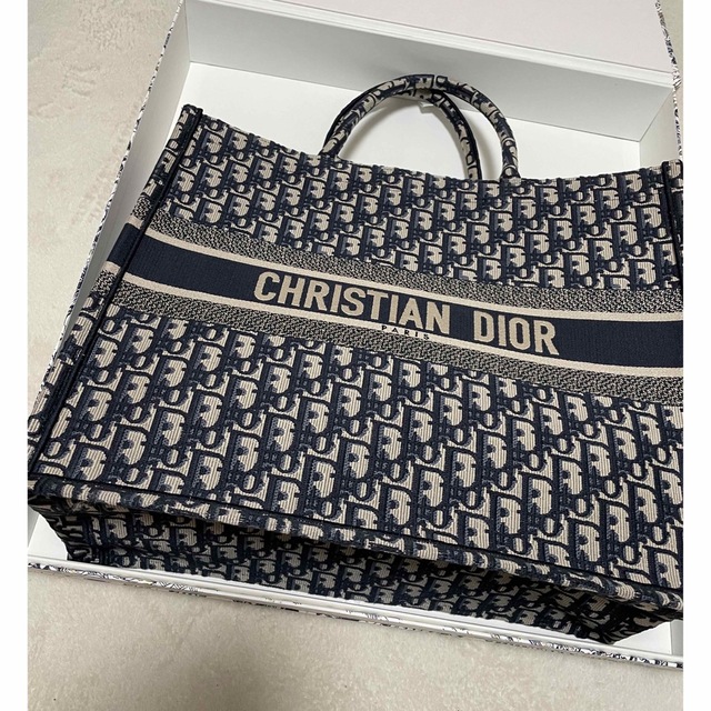 Christian Dior(クリスチャンディオール)のDior ブックトートラージサイズ箱 レディースのバッグ(ショップ袋)の商品写真